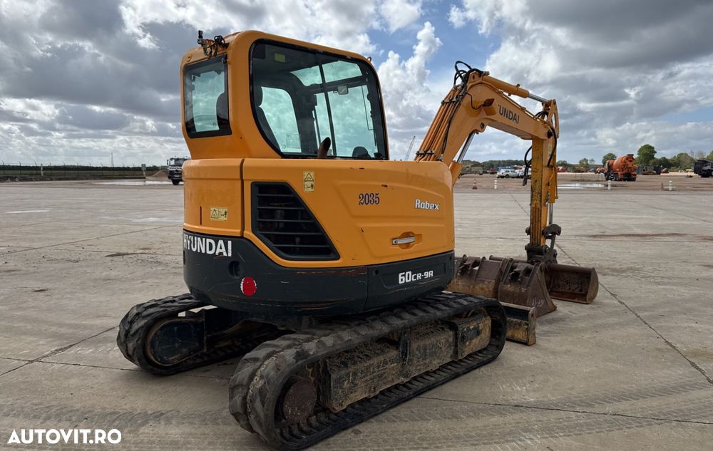 Hyundai R60CR Excavator - 3