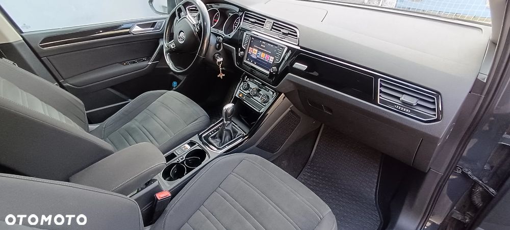 Volkswagen Touran - 10
