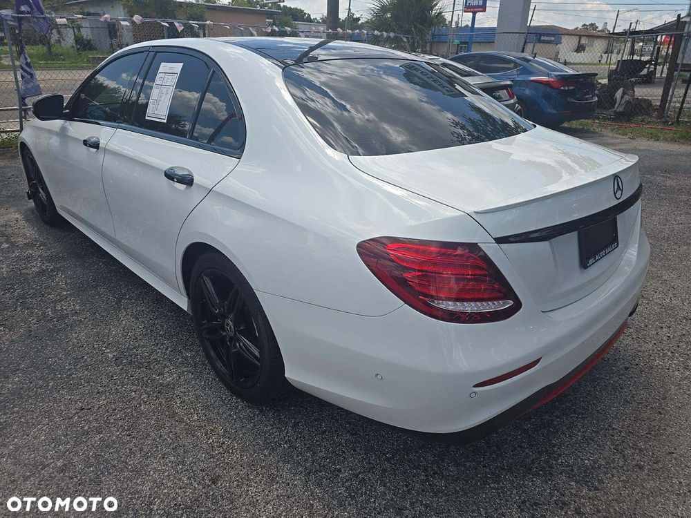 Mercedes-Benz Klasa E 300 9G-TRONIC AMG Line - 3