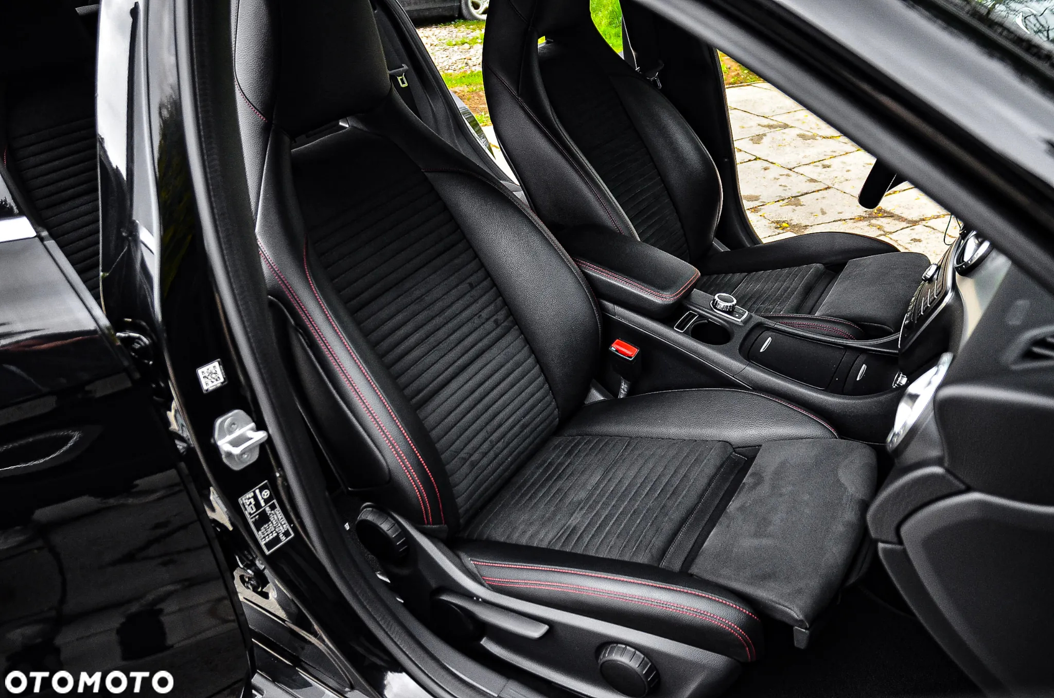 Mercedes-Benz GLA 180 7G-DCT AMG Line - 34
