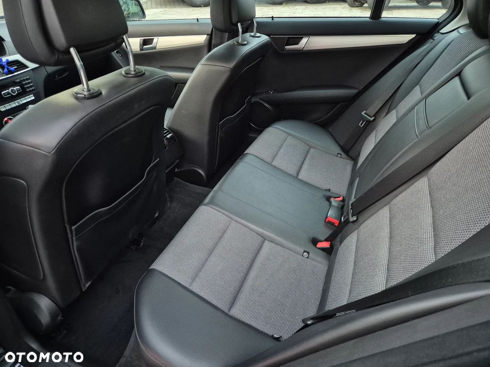 Mercedes-Benz Klasa C 200 T CGI Automatik BlueEFFICIENCY Avantgarde - 27
