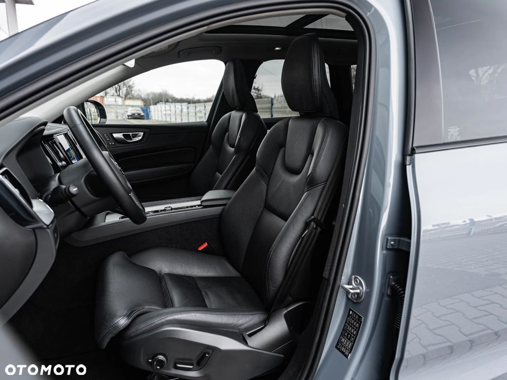 Volvo XC 60 B4 D Plus Dark - 22