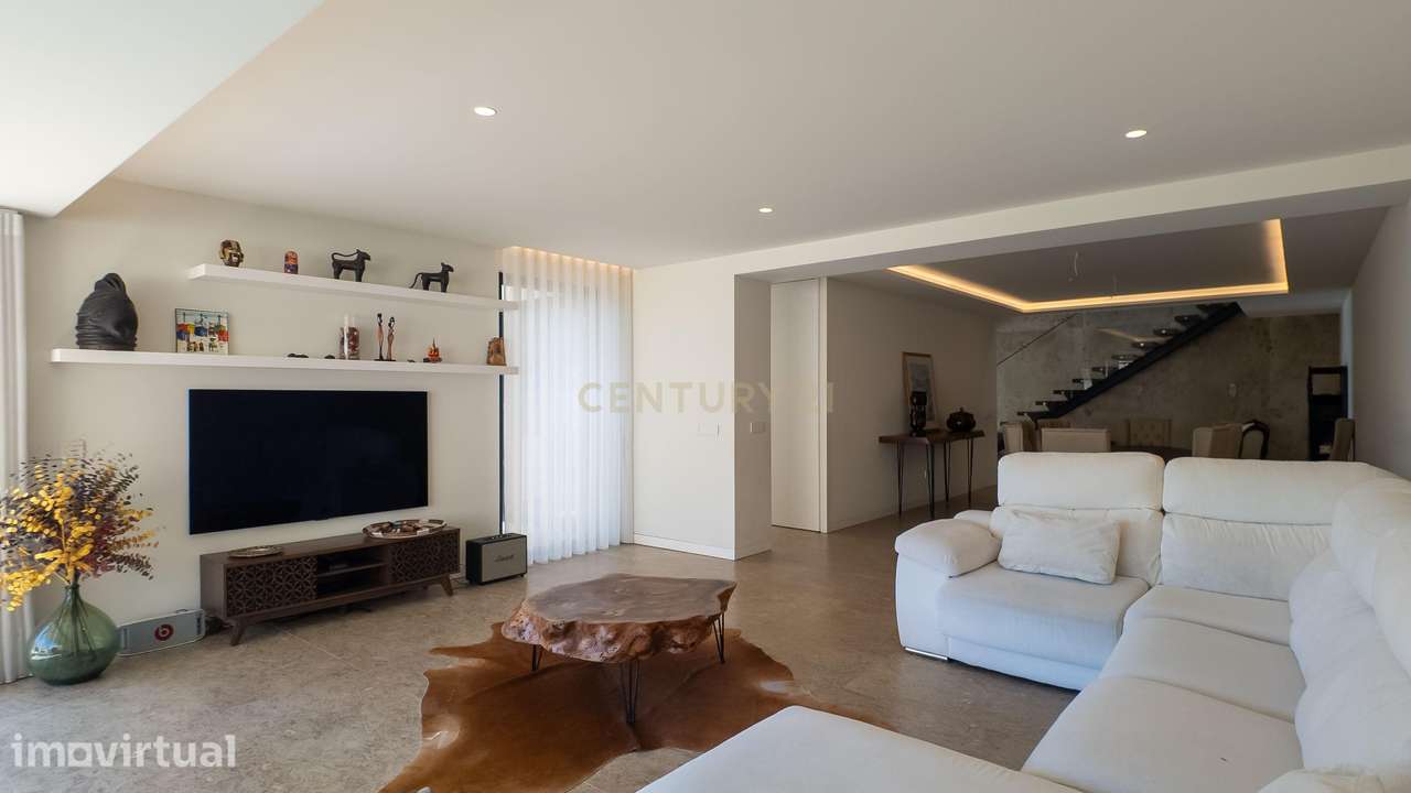 Moradia de Luxo | Construída em 2023 | Design Contemporâneo com Piscin - Grande imagem: 3/38