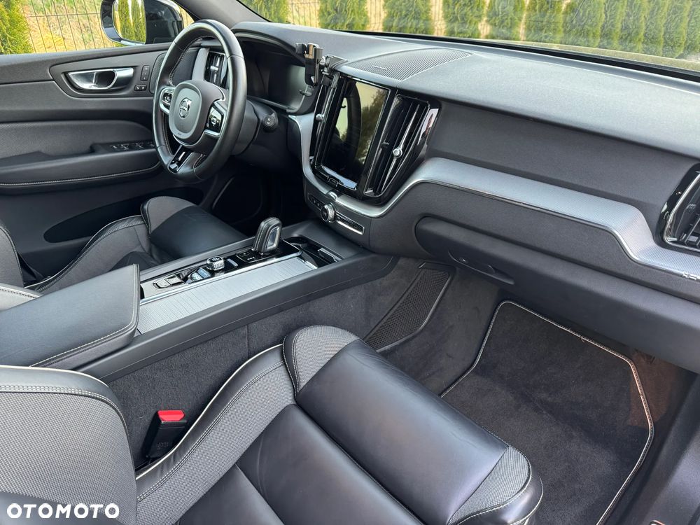 Volvo XC 60 B5 D AWD R-Design - 17