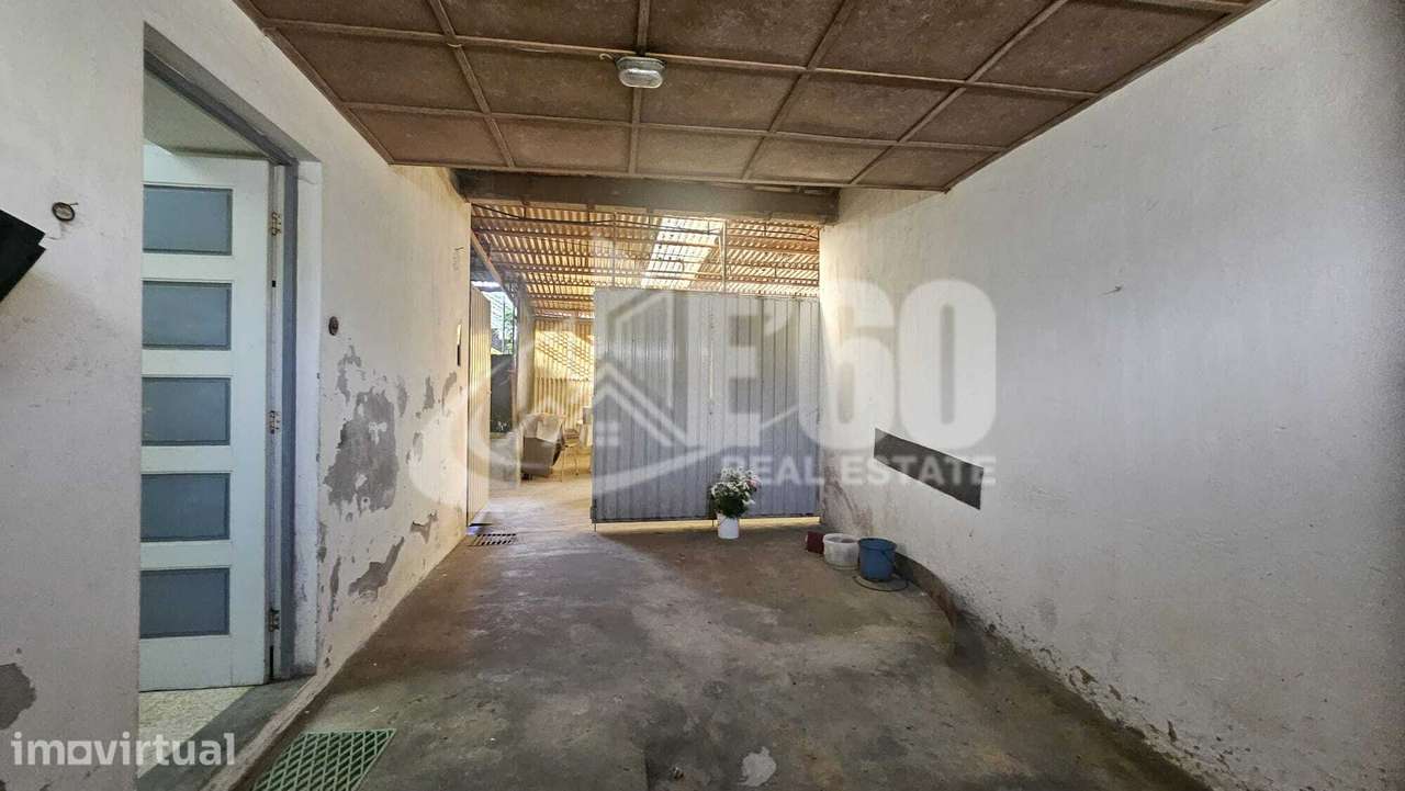 MORADIA GEMINADA COM EXELENTE POTENCIAL - Grande imagem: 4/37