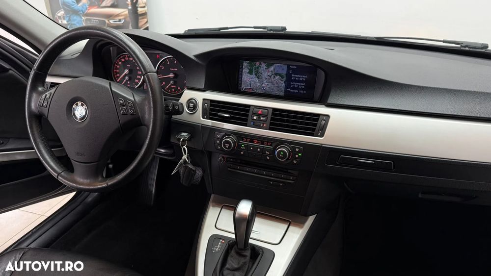 BMW Seria 3 320i Touring Aut. - 22
