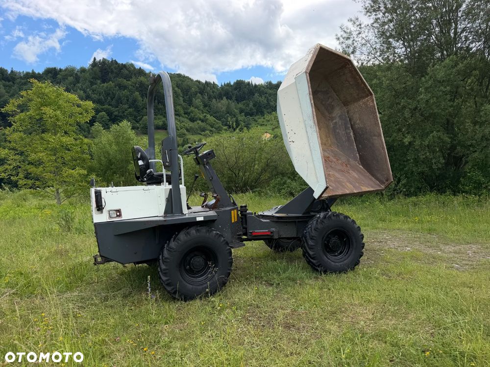 Terex 3 tony. Wozidło Budowlane-Rolnicze. Wózek z Obrotową Kolebą. 3 tony ładowność. 4x4. Mocny Silnik 4 cylindry Kubota 50km. 1400 mtg. 2012 rok. Jazda 3 prędkości. Maszyna jak Nowa z Norweskiego Gospodarstwa! Ani deka luzów i wycieków! Pełny Oryginał. Hamulce brzytwa. Serwisy w DEKRA. Maszyna Woziła lekkie ładunki. Praktycznie zerowe zużycie. Wielka Okazja. Wszystko w pełnym Oryginale. Opony Oryginał w super stanie! Oświetlenie Fabryczne tył przód! Potężna moc! - 5