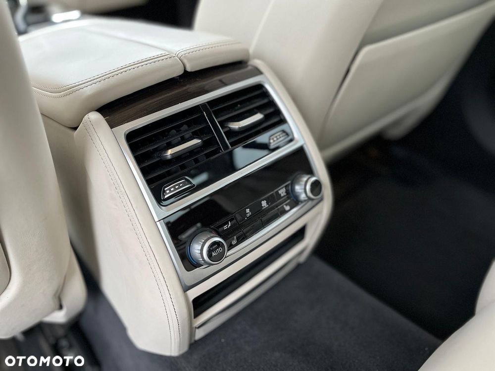 BMW Seria 7 750i xDrive - 15