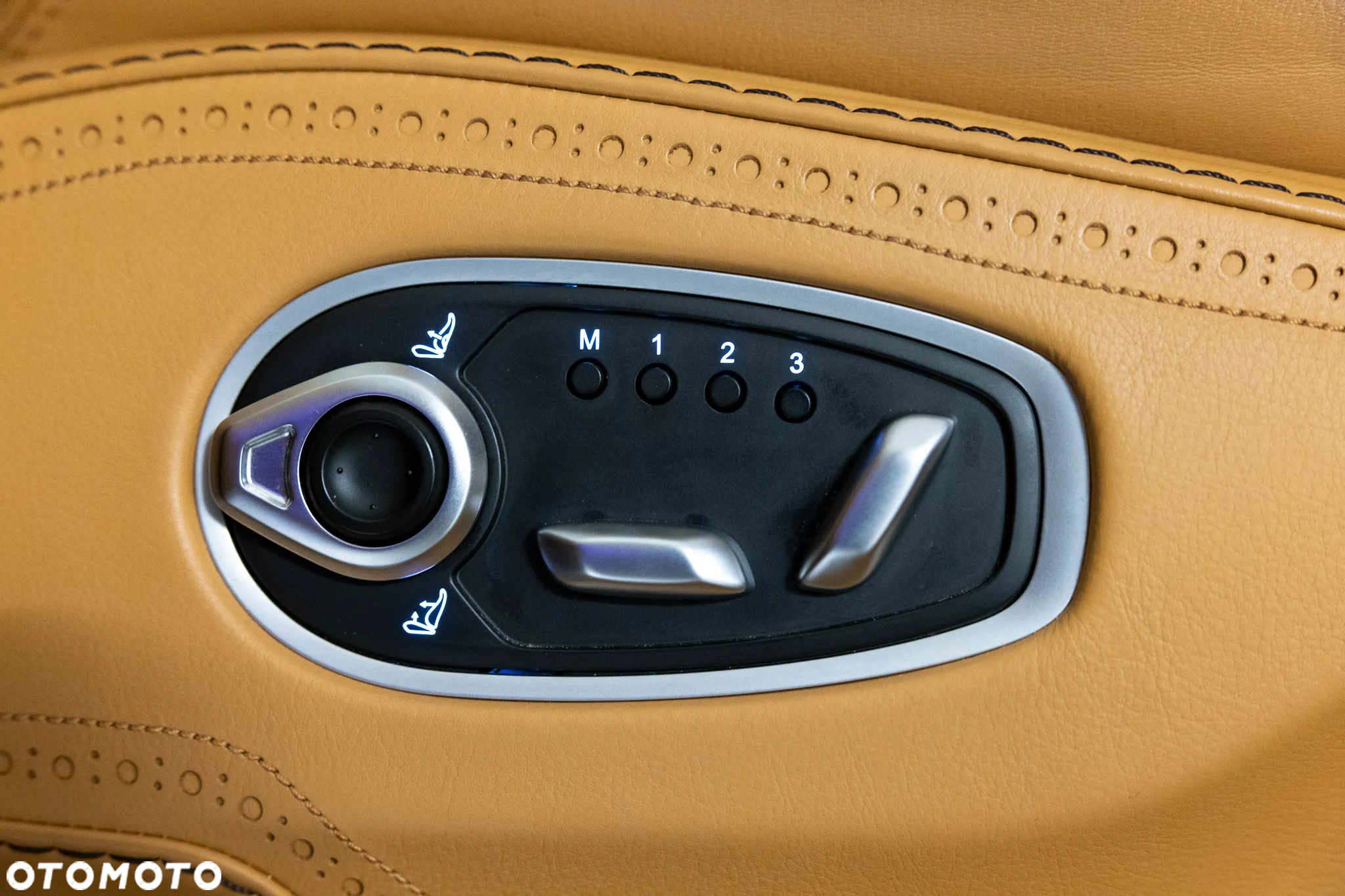 Aston Martin DBX - 17