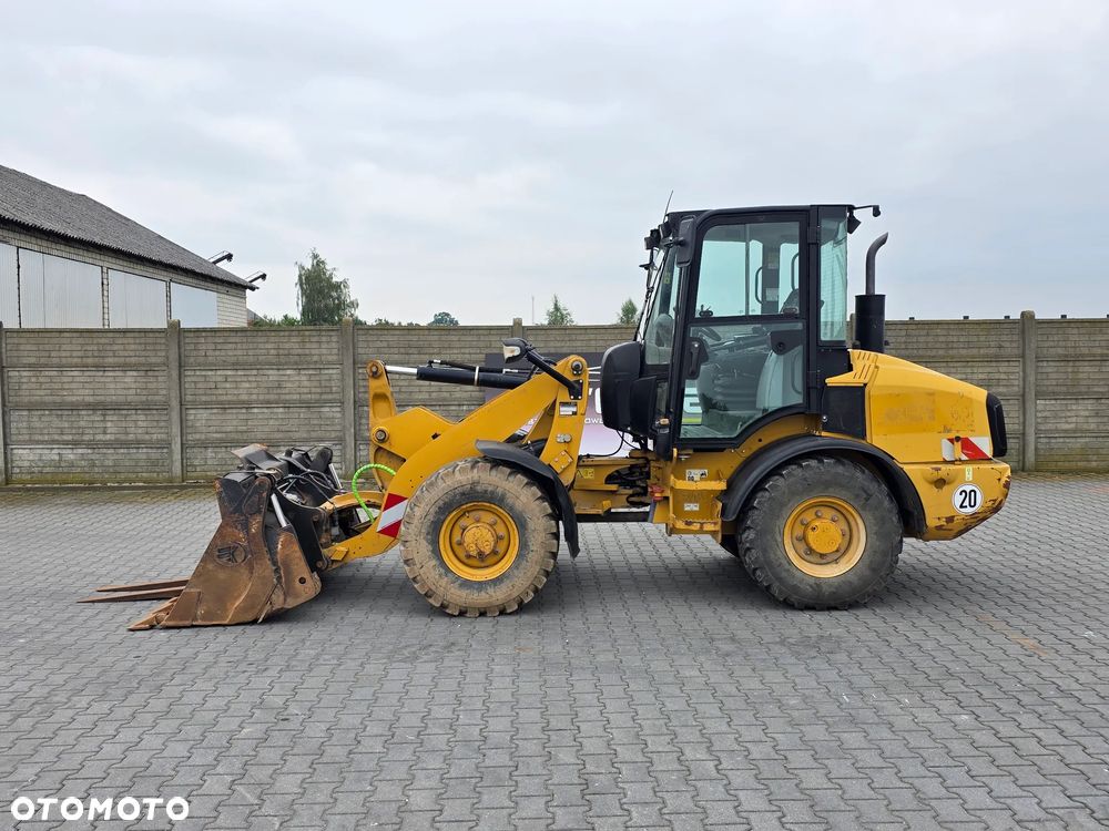 Caterpillar 907H, 2012 ROK, 4100 MTH, ŁYŻKA OTWIERANA + WIDŁY - 2