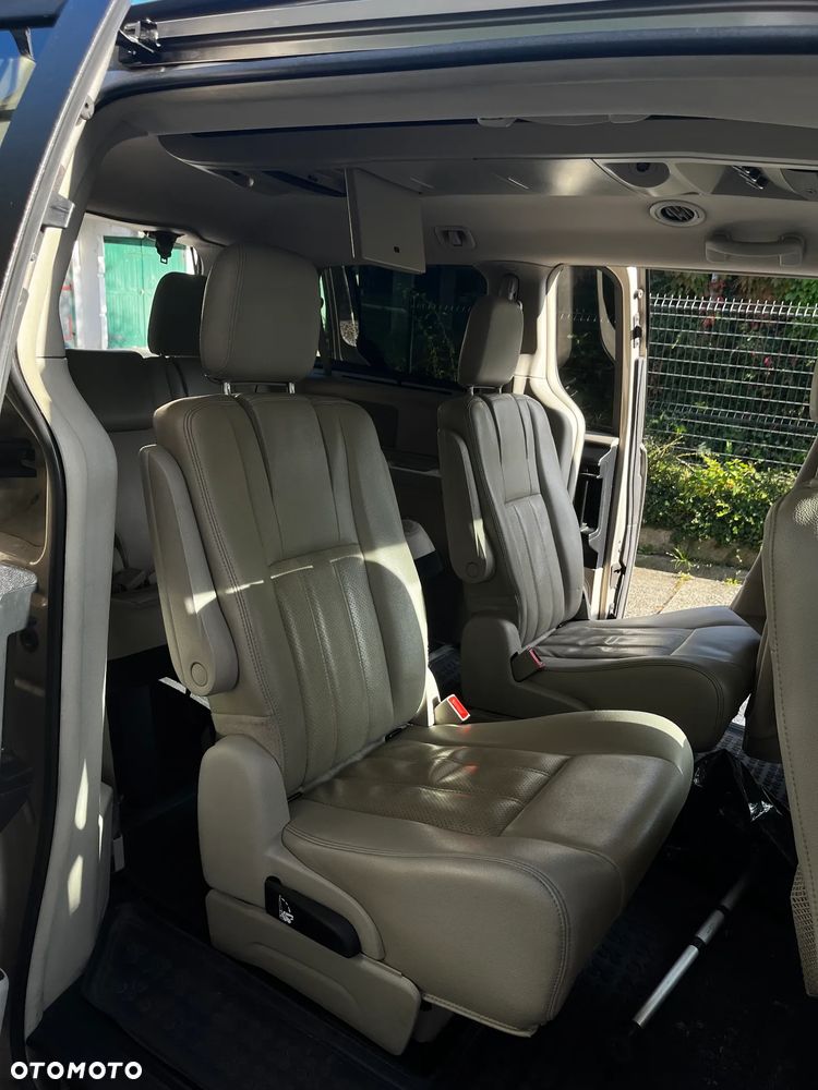 Chrysler Town & Country - 17