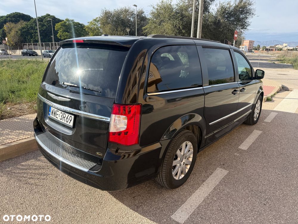 Chrysler Town & Country - 4