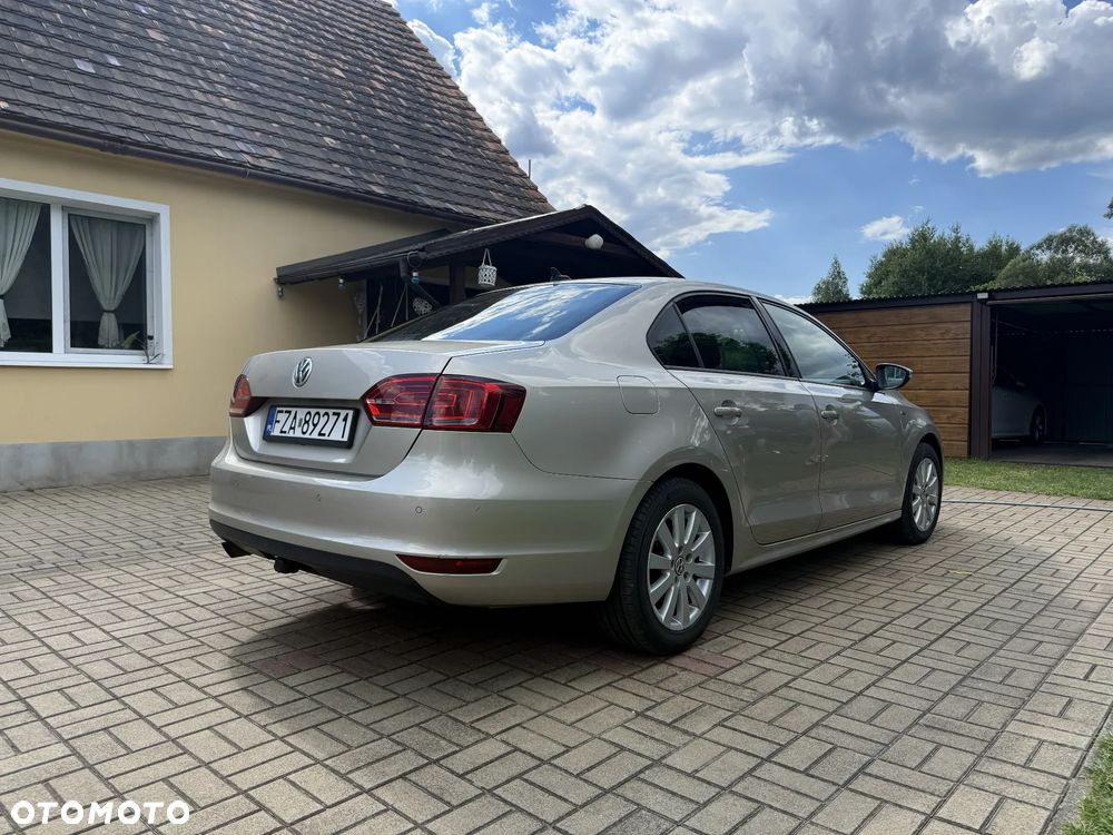 Volkswagen Jetta 1.6 TDI Highline DSG - 4