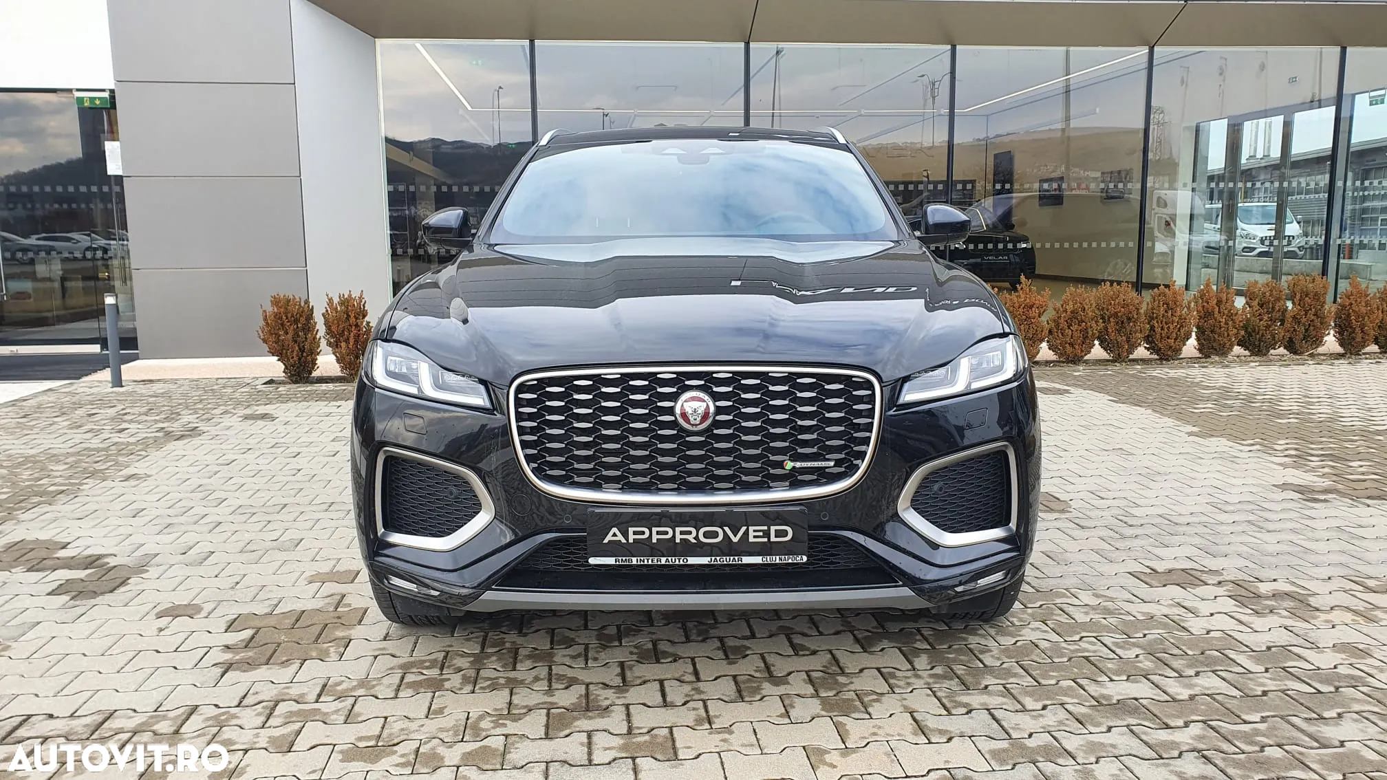 Jaguar F-Pace P250 AWD R-Dynamic SE - 6