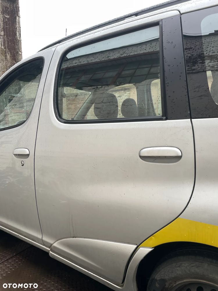 DRZWI PRAWY LEWY TYL TOYOTA YARIS VERSO 199 - 4