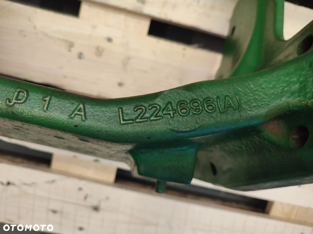 Wspornik L224696 Belka poprzeczna 060320 John Deere 6320 - 12