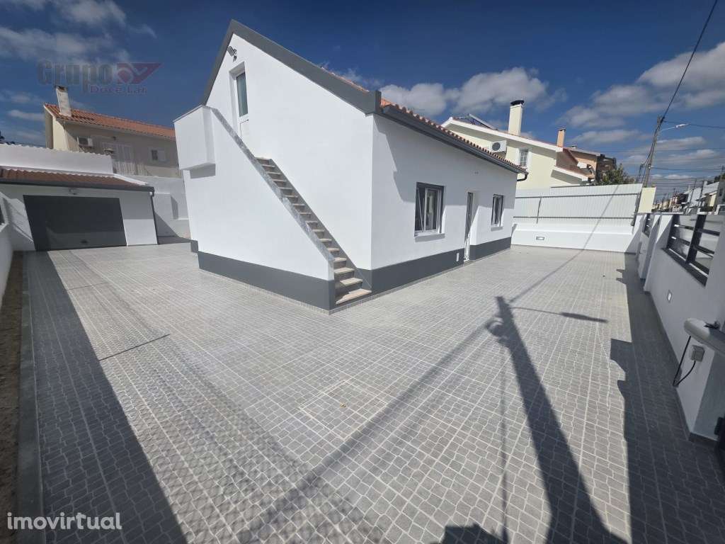 Moradia Isolada T3 +1 com Garagem e Logradouro em Quinta do Conde - Grande imagem: 3/40