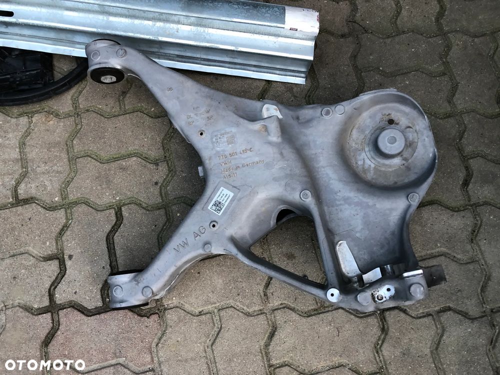 Volkswagen Multivan T7 wahacz lewy zwrotnica piasta Tył lewa 7T0501071C - 2