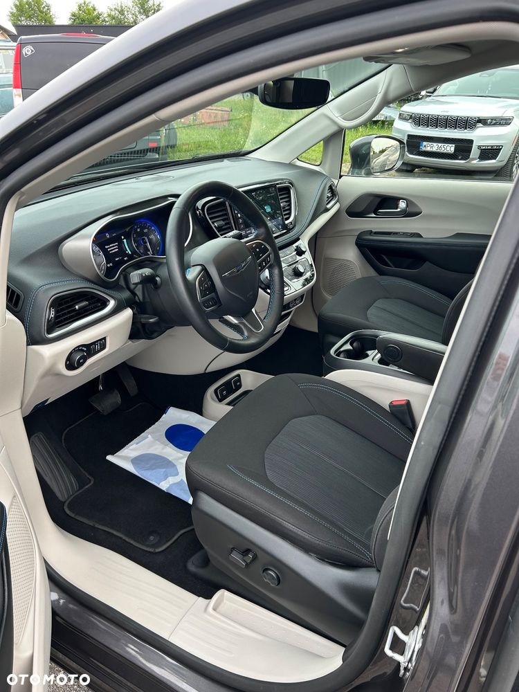 Chrysler Pacifica - 12