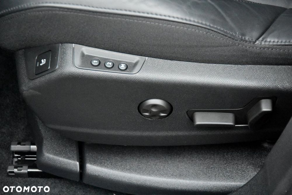 Peugeot 3008 1.6 PureTech HYbrid4 GT Line S&S EAT8 - 17