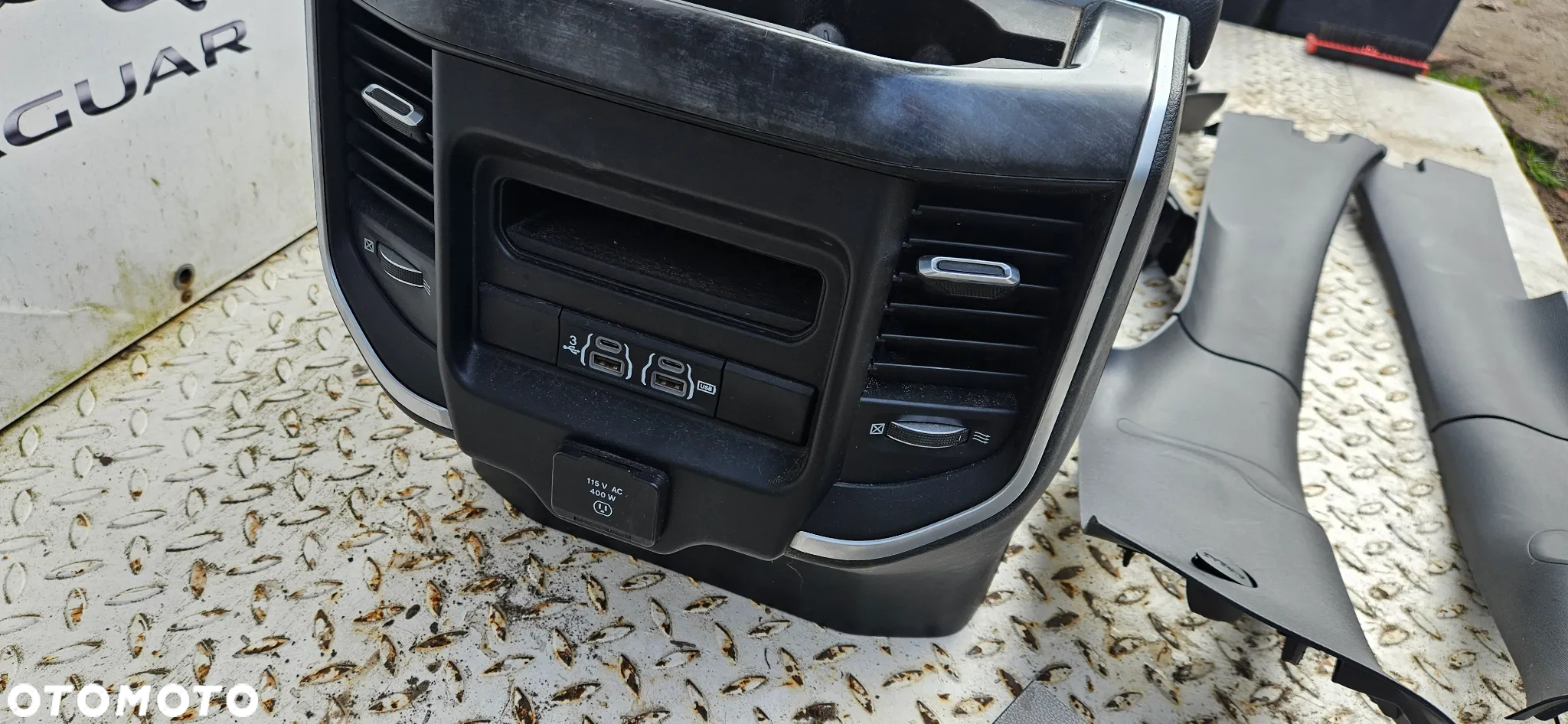 RAM 1500 V 5 2019- Big Horn KRÓTKI QUAD CAB 1,5 Komplet foteli Fotele tapicerka Kanapa Środek Boczki wykładzina Słupek próg listwa CZARNE WNĘTRZE WELUR - 23