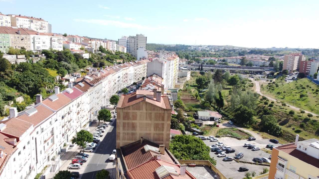 VENDE-SE T2 com Terraço e Sotão de USO EXCLUSIVO junto à Estação de Qu - Grande imagem: 2/43