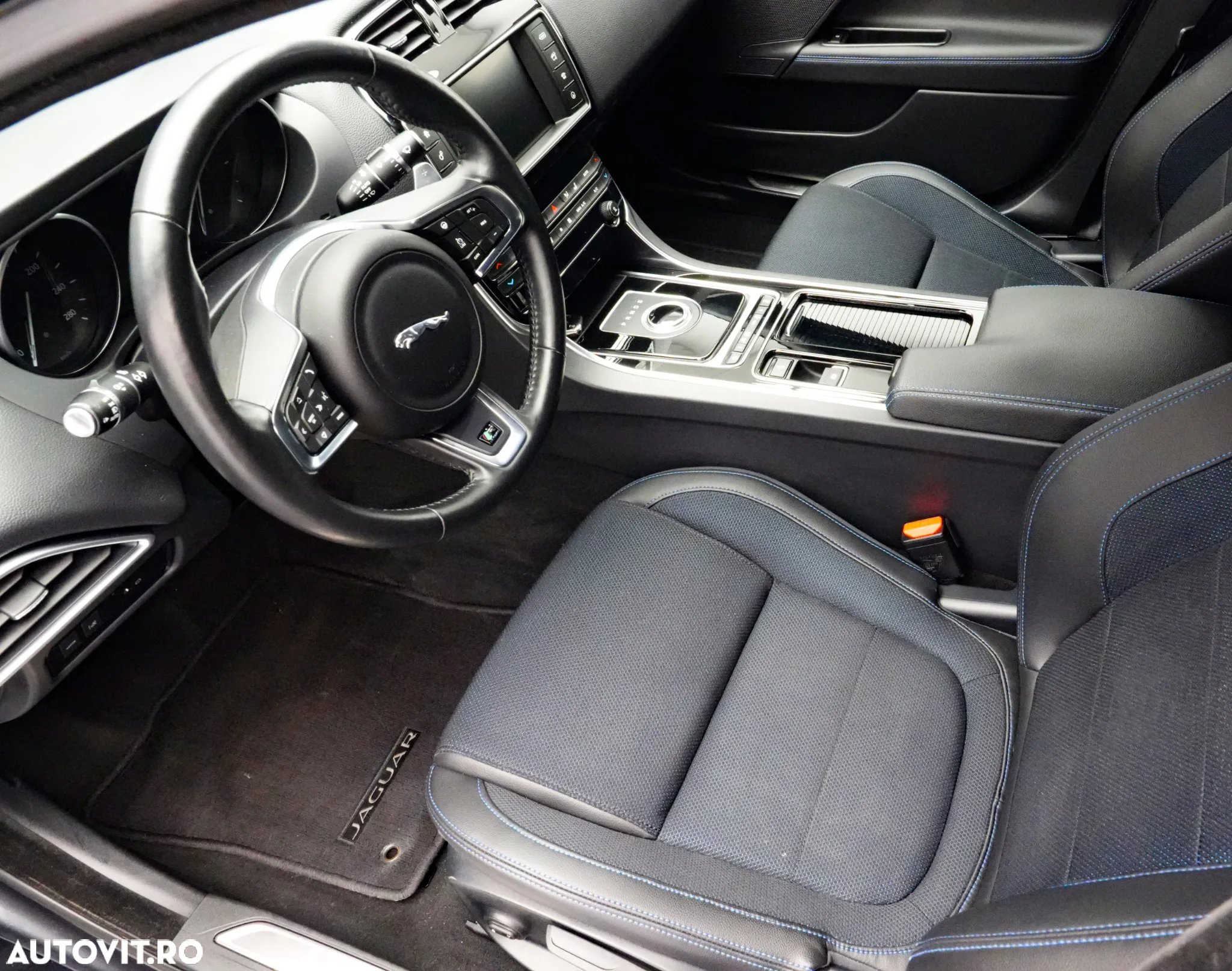 Jaguar XE 2.0 R-Sport - 12