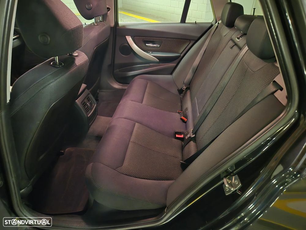 BMW 318 d Touring Auto Line Sport - 32