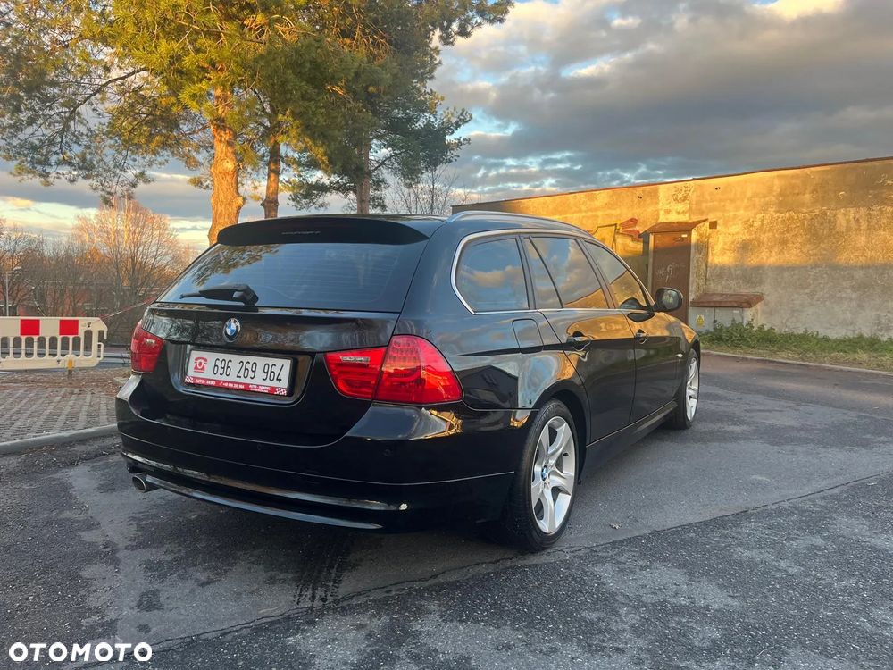 BMW Seria 3 318d DPF Touring - 15