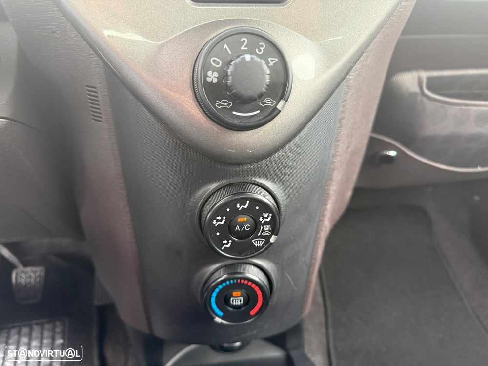 Toyota iQ 1.0 + - 19