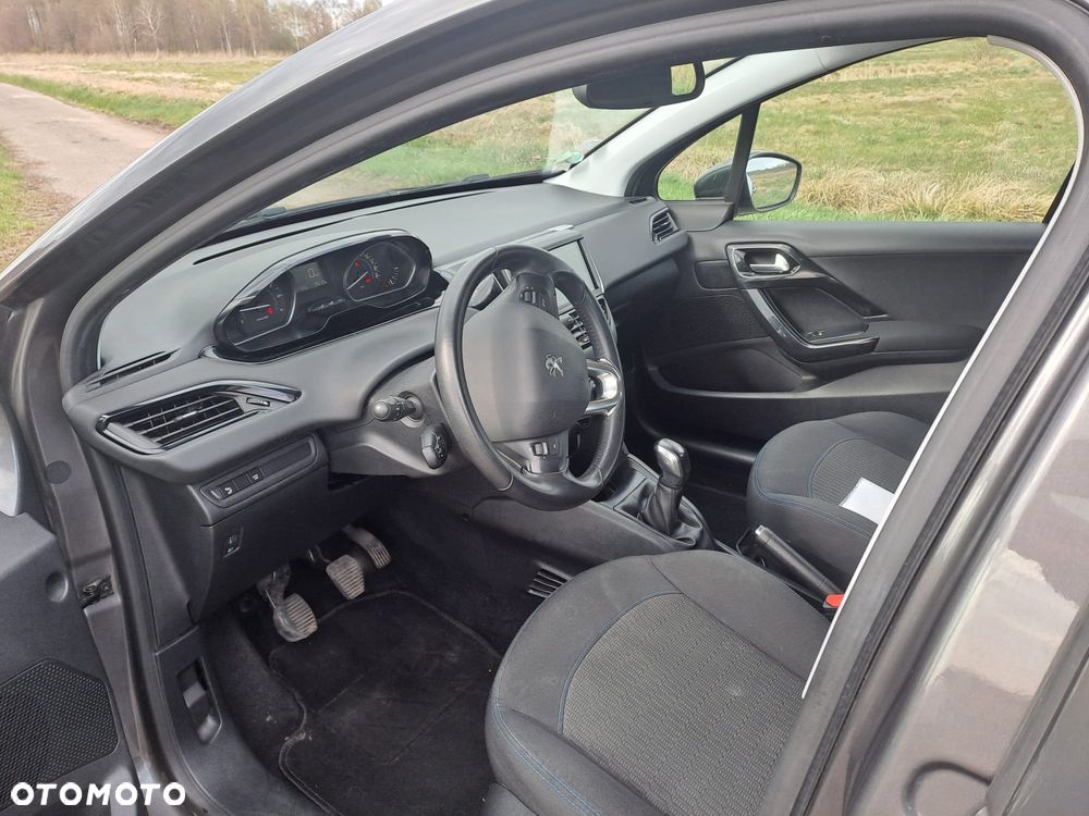 Peugeot 208 - 10