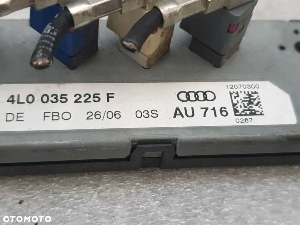 WZMACNIACZ ANTENOWY AUDI Q7 4L0035225F - 4