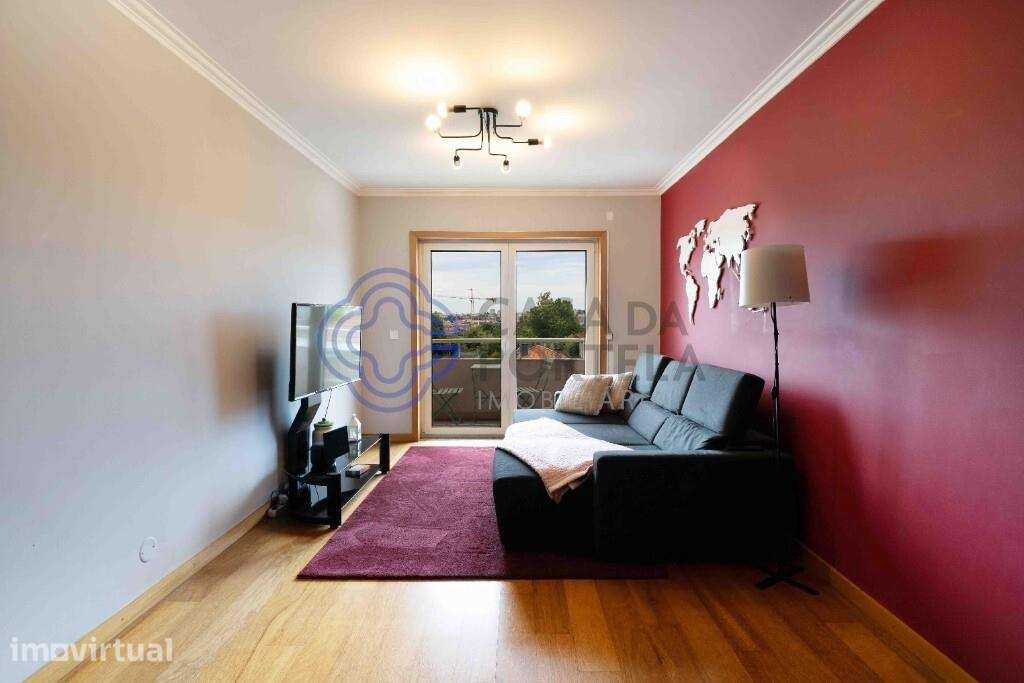 Apartamento T2 c/ suíte, varanda, elevador e garagem no Candal | Vila - Grande imagem: 3/28