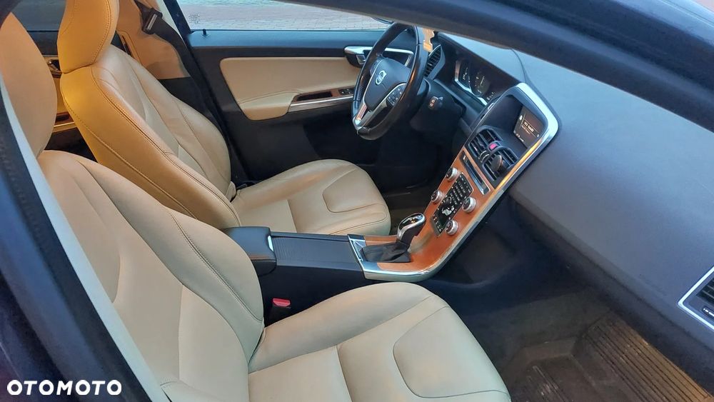 Volvo XC 60 T5 Momentum - 5