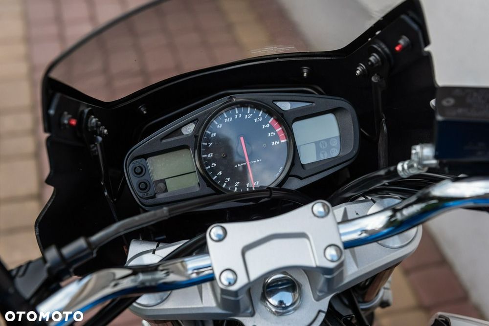 Suzuki GSR - 8