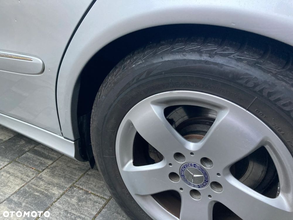 Mercedes-Benz E200 2005 photo 4