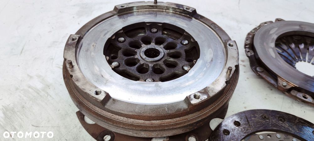 SPRZĘGŁO KOŁO DWUMAS AUDI A4 A5 1.8 0B1105266AA *4 - 2