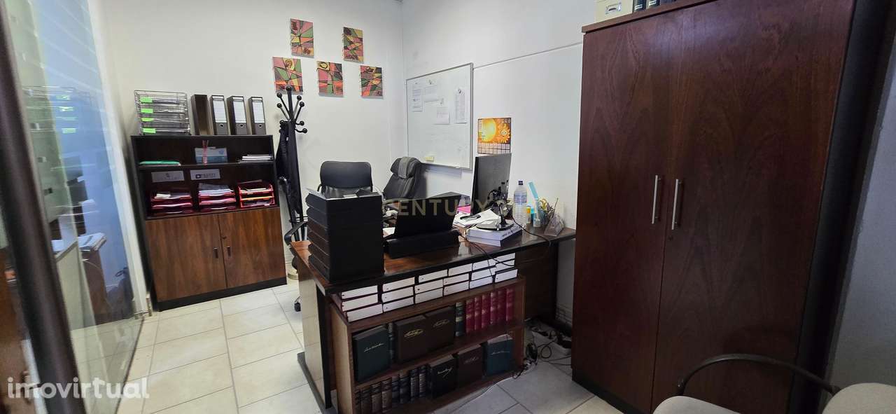 Espaçoso Armazém para Venda no Casal do Marco, em muito bom estado - Grande imagem: 3/11