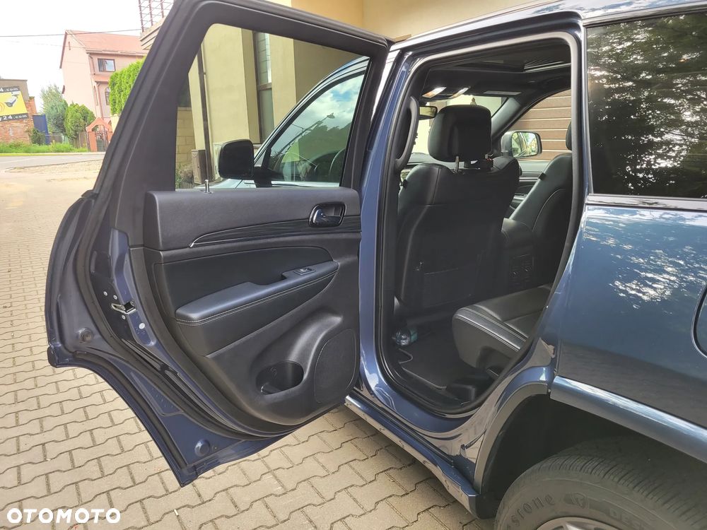 Jeep Grand Cherokee - 24