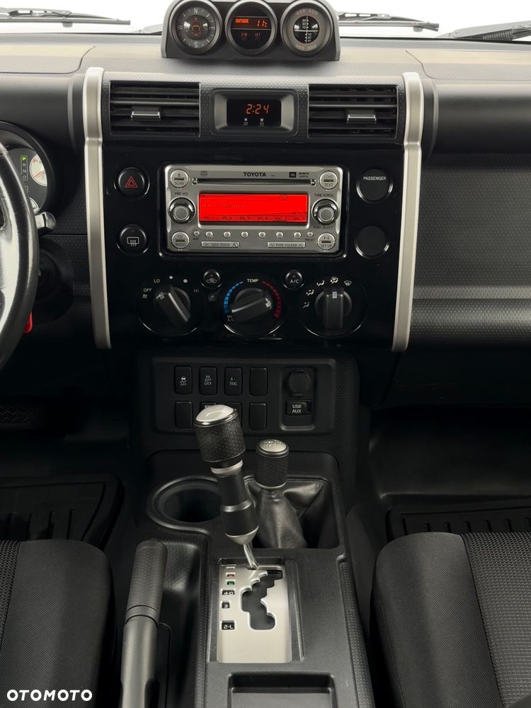 Toyota FJ 2011