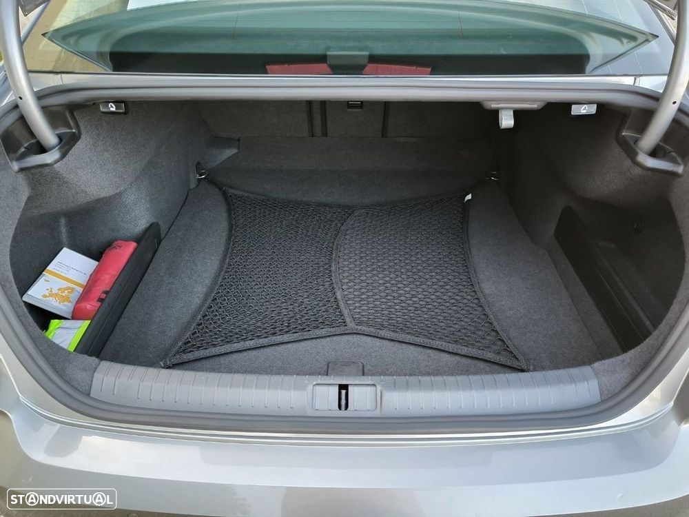 VW Passat 2.0 TDI Business P.DSG - 51