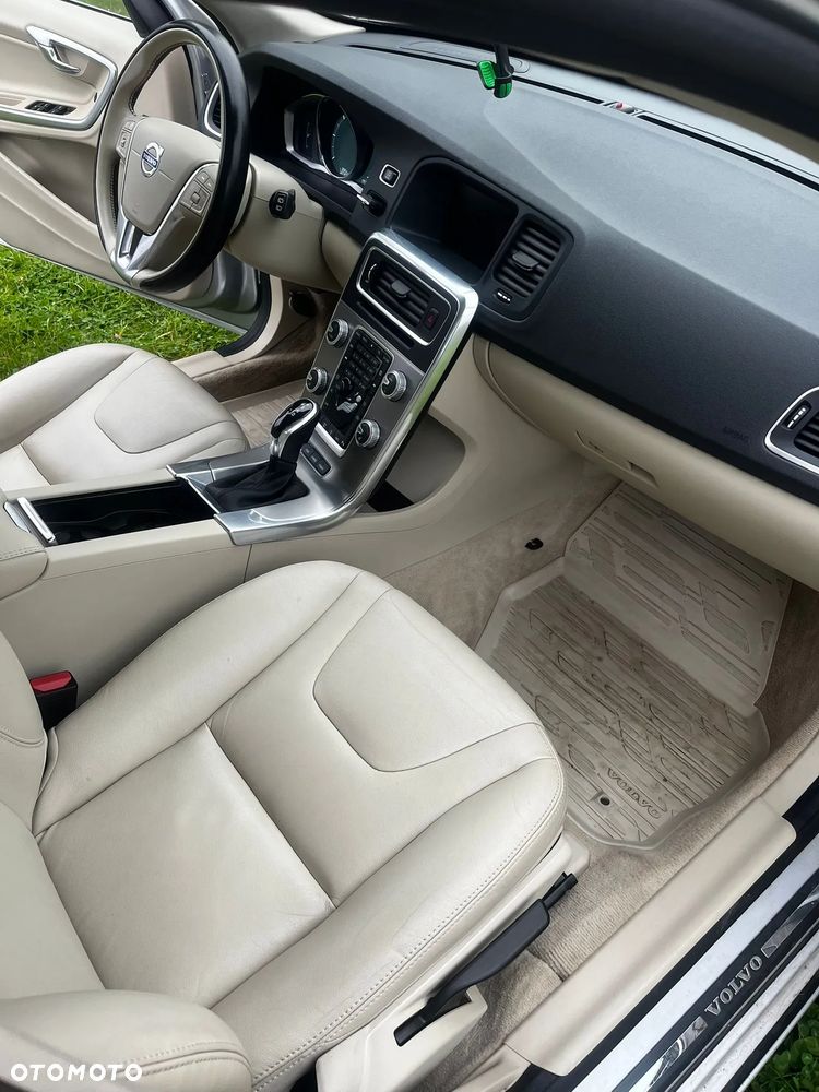 Volvo V60 D6 AWD Plug-in Hybrid R-Design Momentum - 6