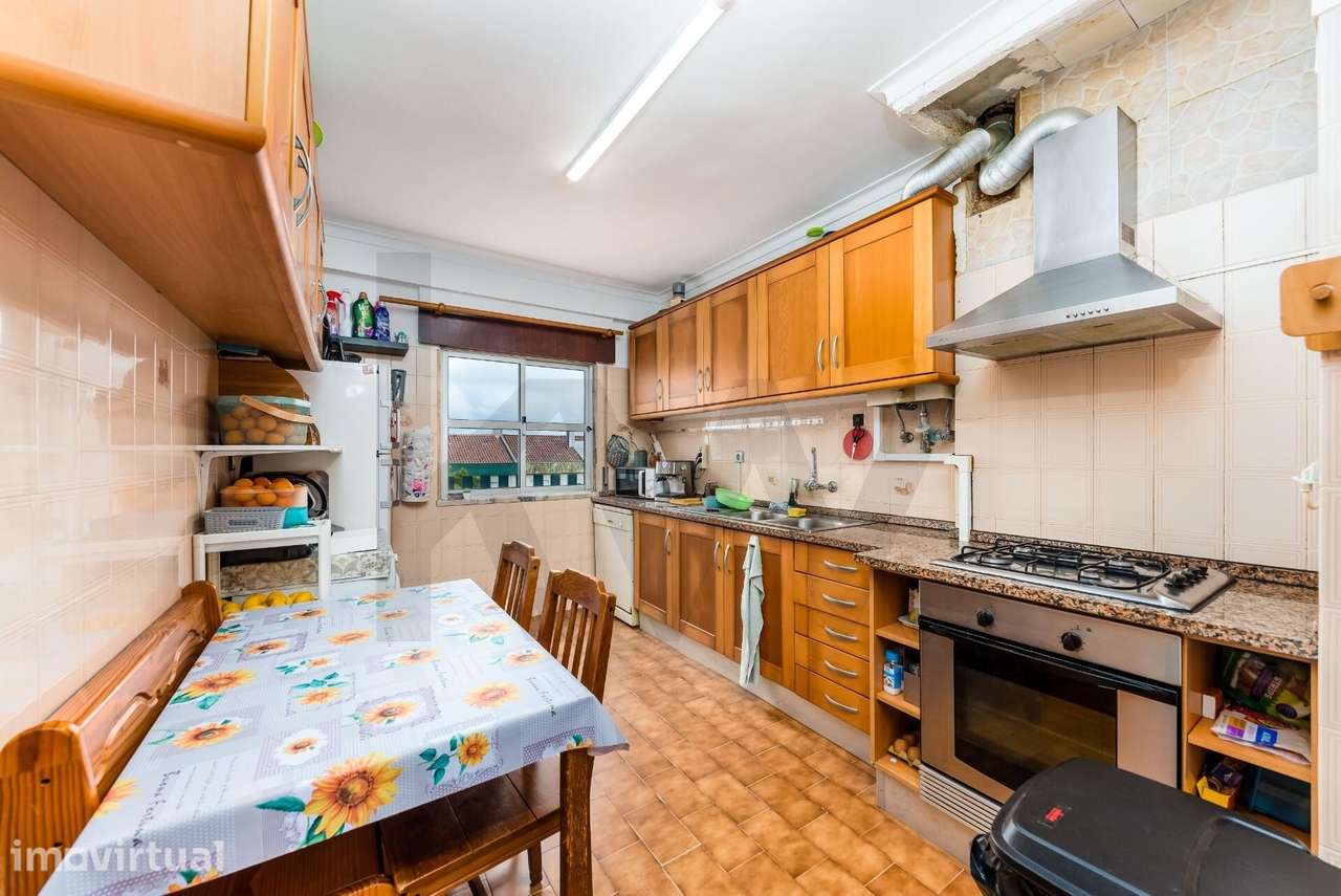 Apartamento T3 com arrecadação junto à estação das Mercês - Grande imagem: 5/34