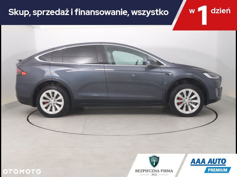 Tesla Model X - 7