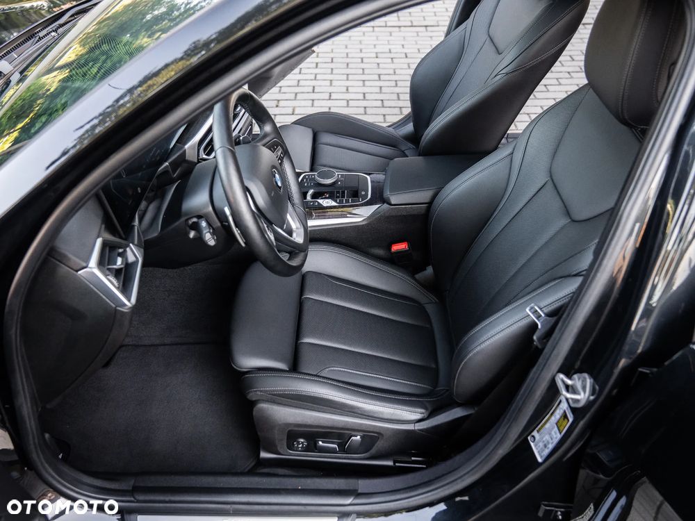 BMW Seria 3 330i xDrive M Sport - 35