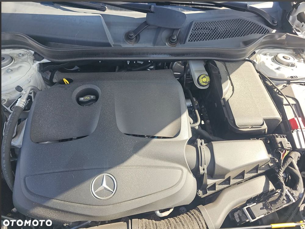 Mercedes-Benz GLA 250 4Matic 7G-DCT - 18