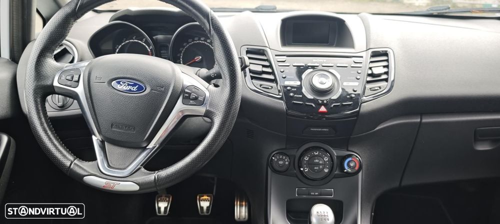 Ford Fiesta 1.6 T ST - 32
