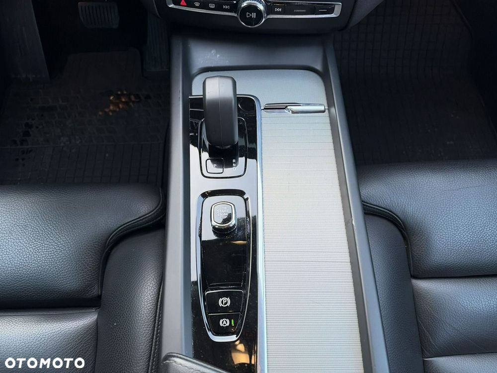 Volvo XC 60 B4 B Plus Dark - 24