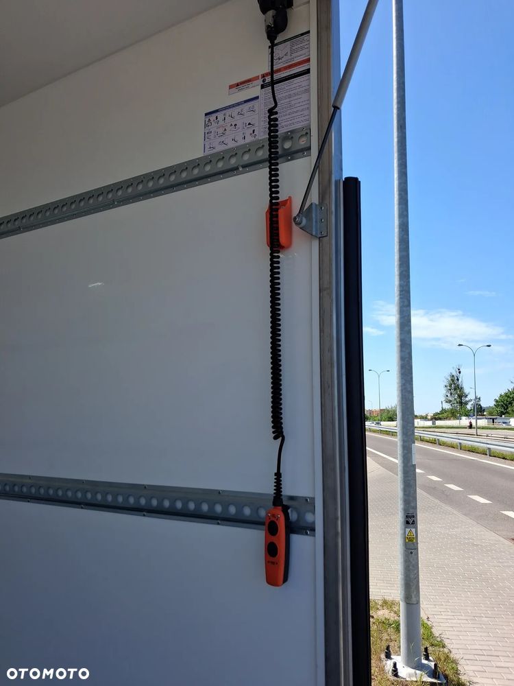 Isuzu M27H kontener z windą - 21