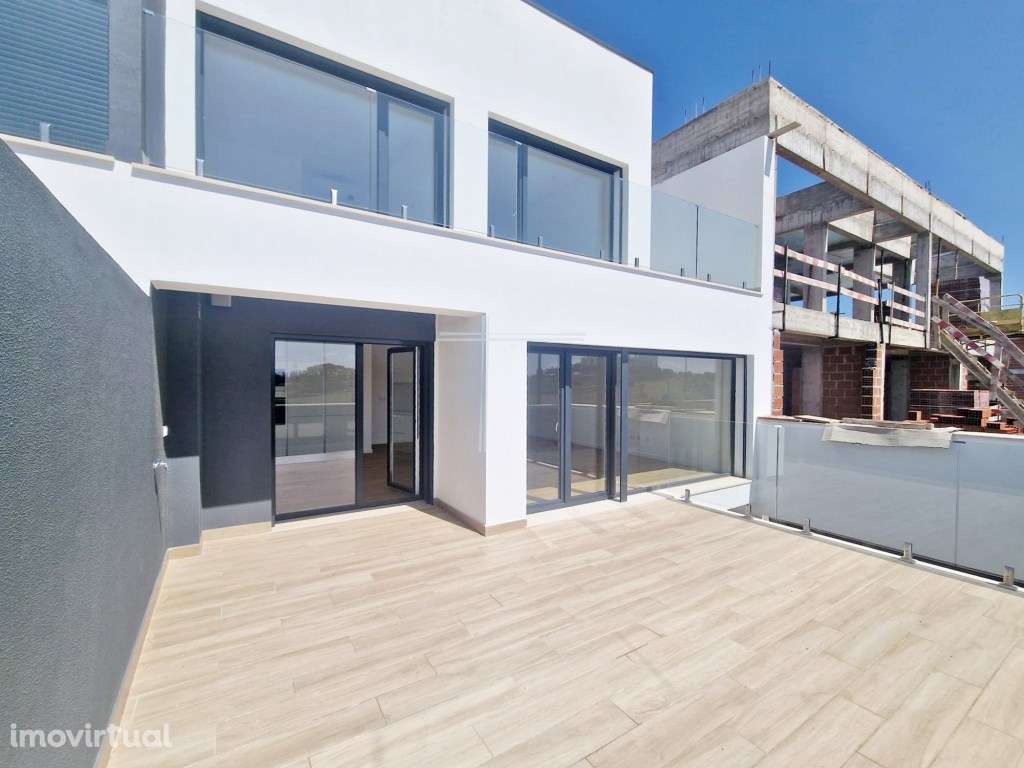 Moradia T3+1 em banda, arquitetura contemporânea, com garagem - Pêra - Grande imagem: 3/30